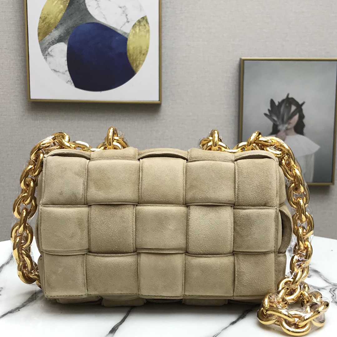 b0tt*ga Ven*ta chain cassette in suede porridge 44046 26 x 18 x 8 cm