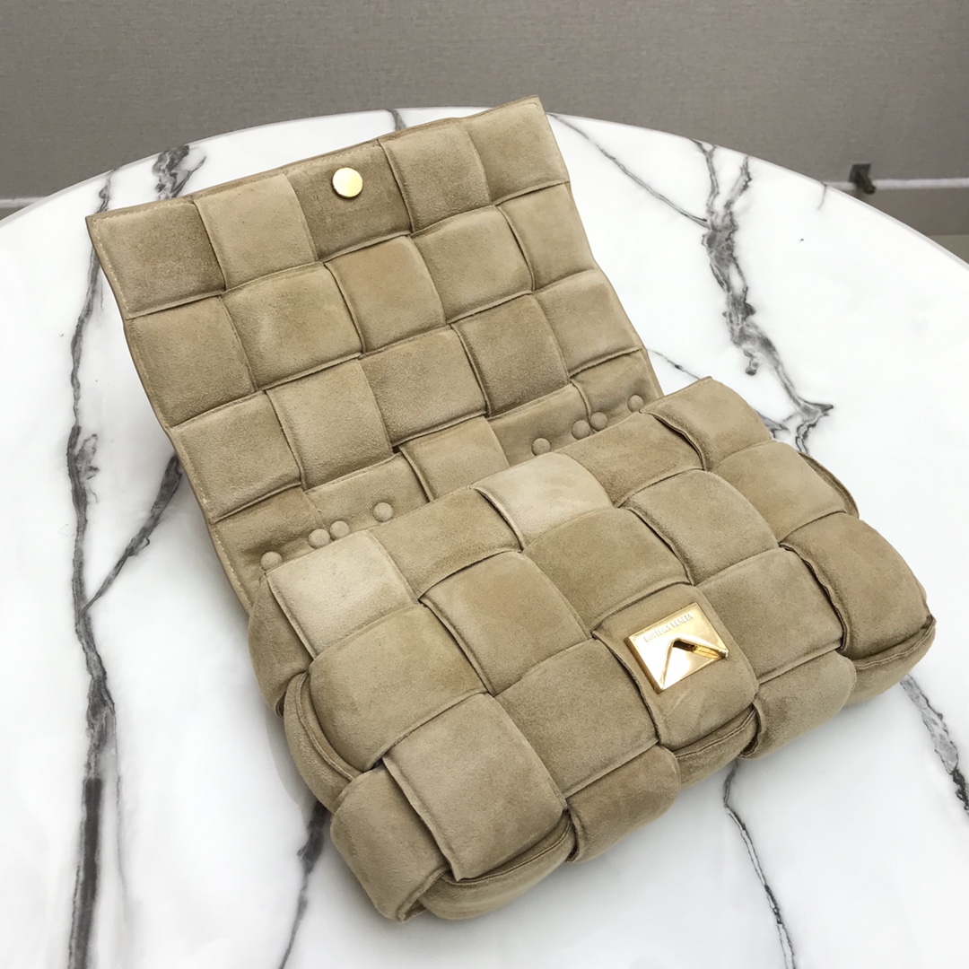 b0tt*ga Ven*ta chain cassette in suede porridge 44046 26 x 18 x 8 cm