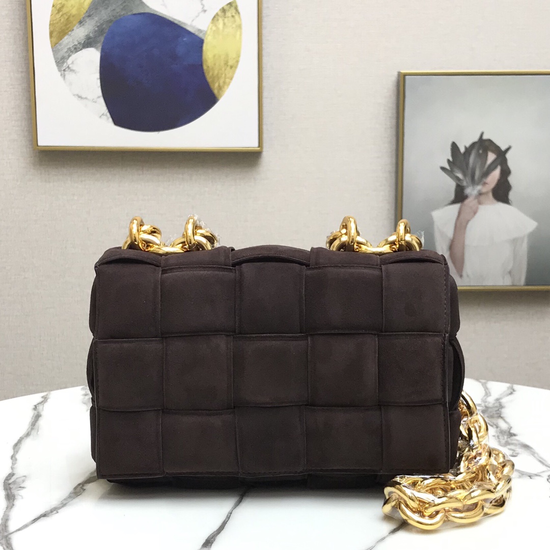 b0tt*ga Ven*ta chain cassette in suede fondant 44046 26 x 18 x 8 cm