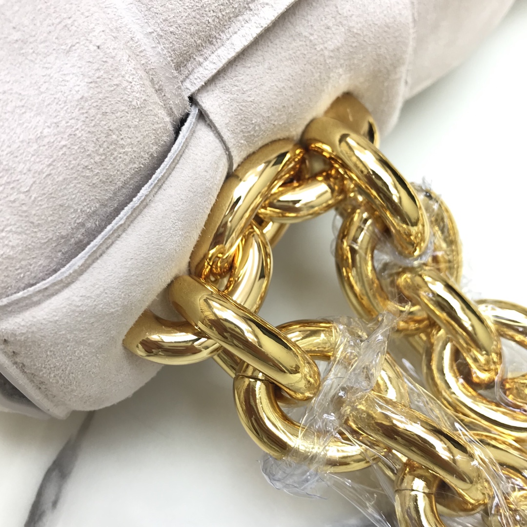 b0tt*ga Ven*ta chain cassette in suede white 44046 26 x 18 x 8 cm