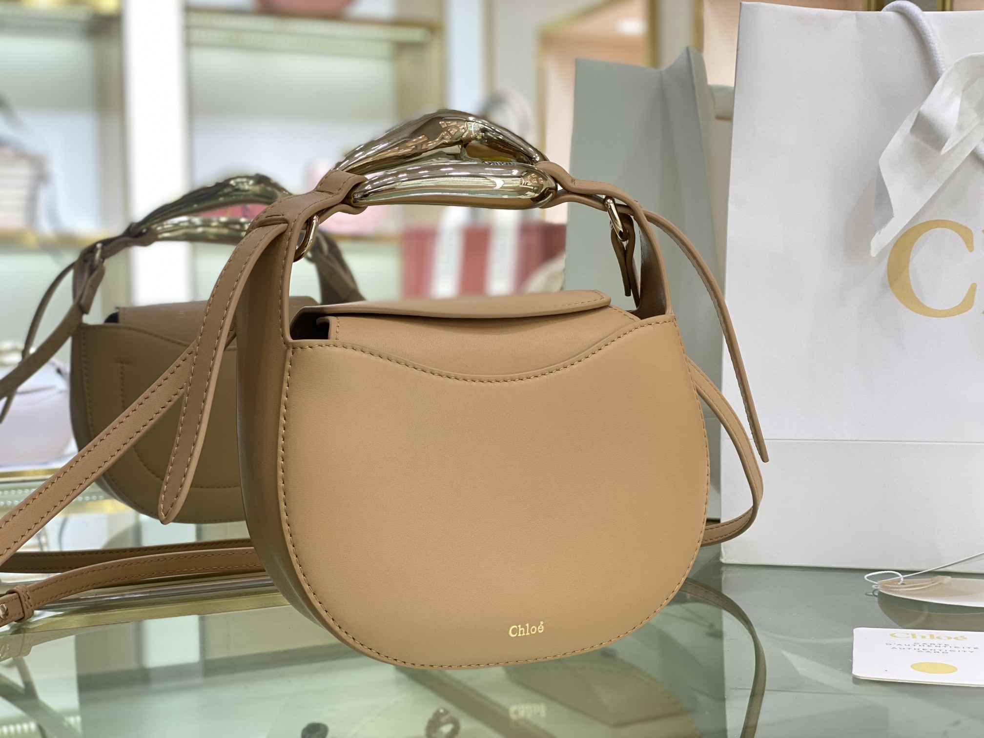 CHLOE KISS SMALL BAG Grain Calfskin Sandy Beige CHC21US350 20 x 26 x 8 cm