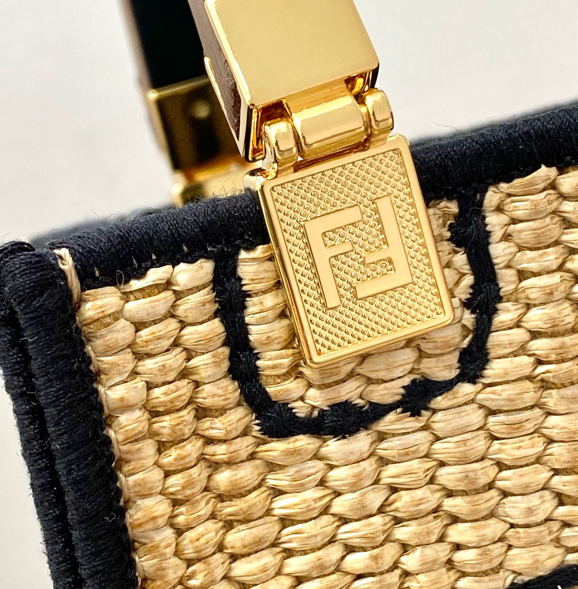 F**di mini sunshine shopper braided straw 8bs051afqpf 13 x 18 x 6.5 cm