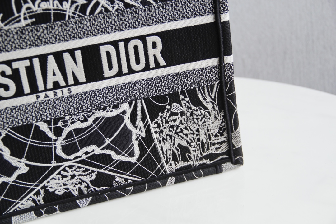 D10r small book tote black and white D10r around the world embroidery m1296 36.5 x 28 x 14 cm