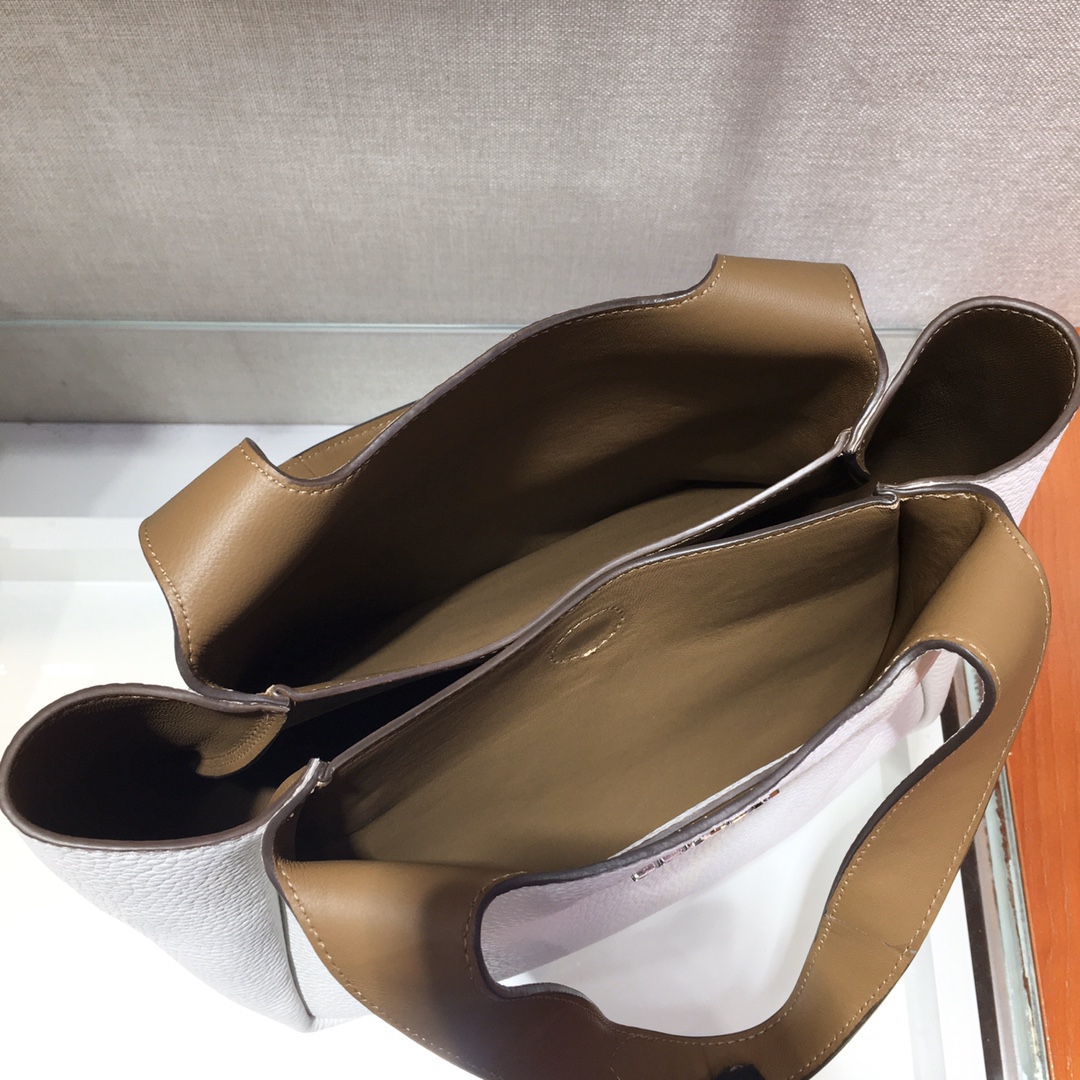 Pra*a dynamique leather handbag white and caramel 1bg335 25 x 21.5 x 14 cm