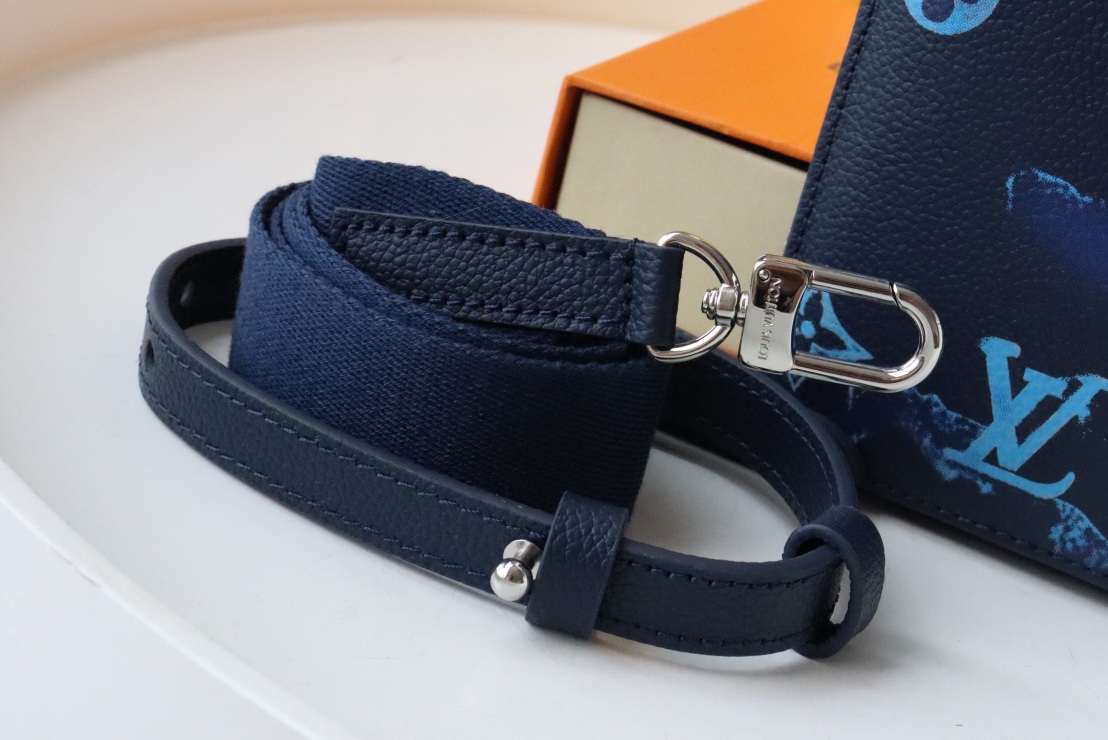 l0vis Vvtt0n phone pouch other leathers navy m80466 11 x 18 x 2.5 cm