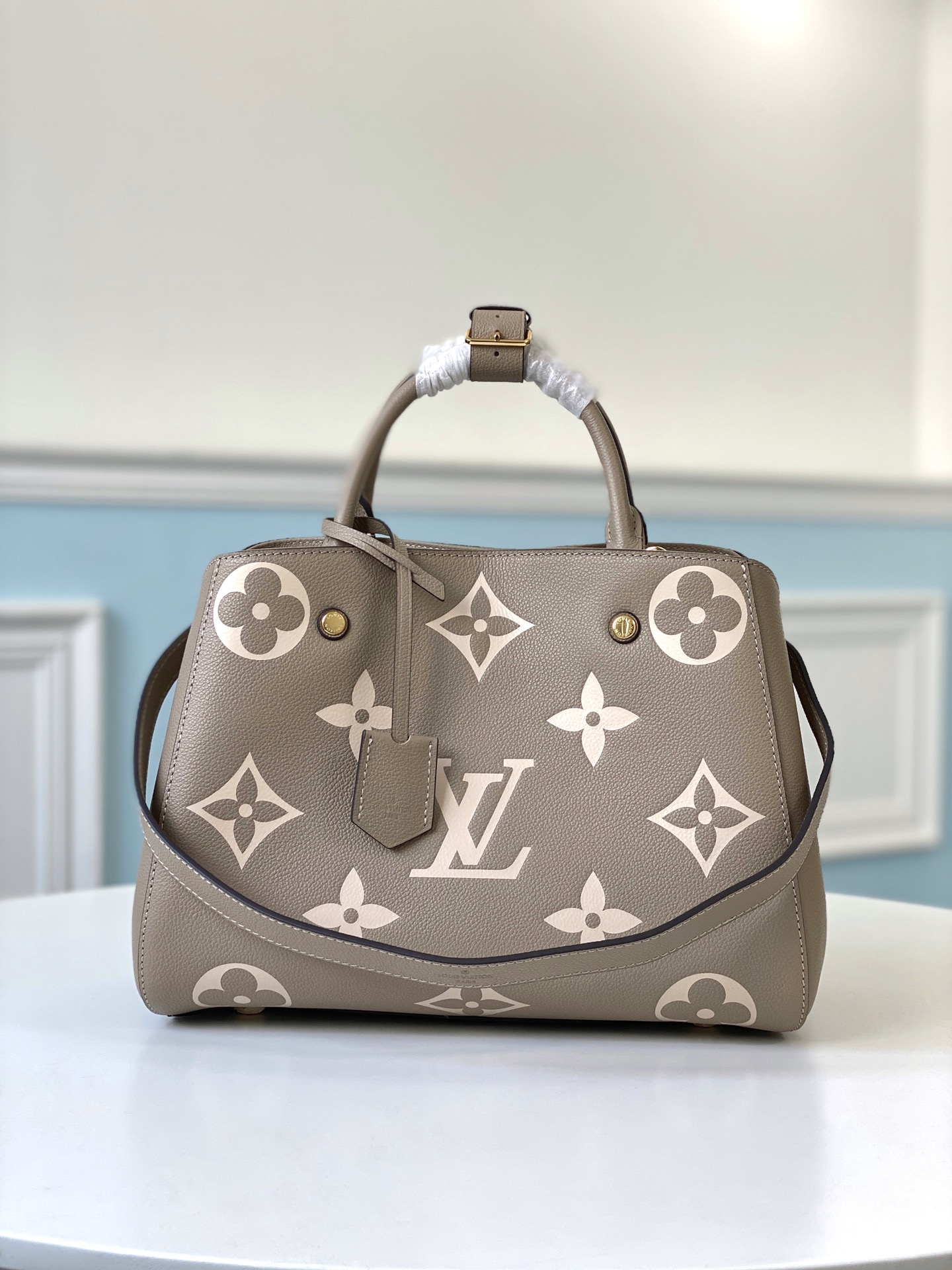 l0vis Vvtt0n montaigne mm bicolor monogram empreinte leather cream m45499 33 x 23 x 15 cm