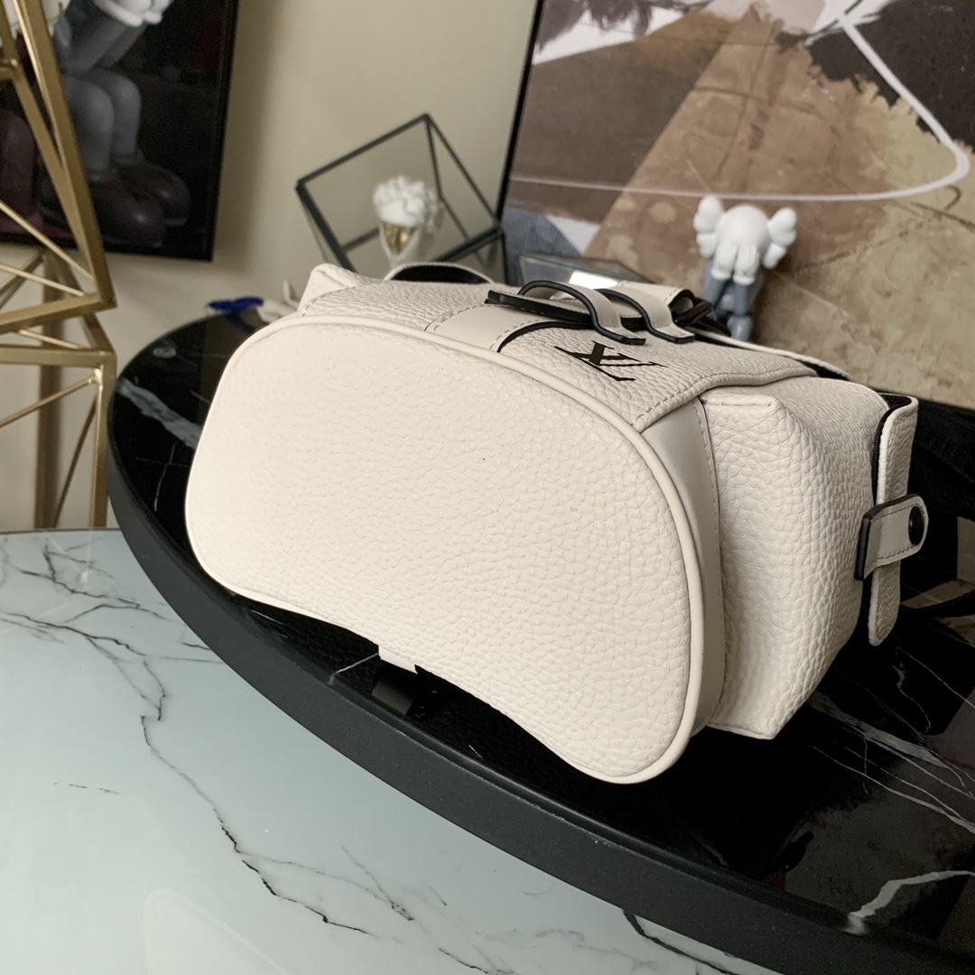 l0vis Vvtt0n christopher xs taurillon leather blanc m58493 14 x 19.5 x 5 cm