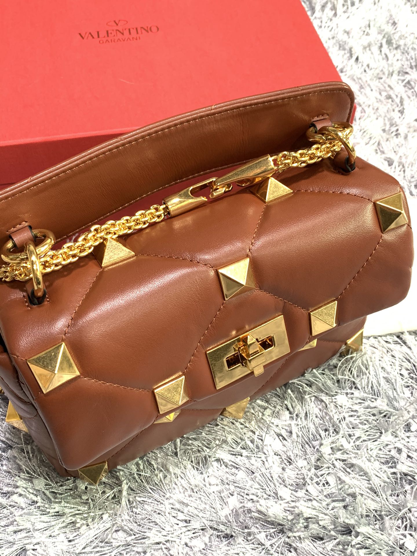 Va1e*ntin0 medium roman stud the shoulder bag in nappa with chain brown vw0b0i82bsf 25 x 16 x 10 cm