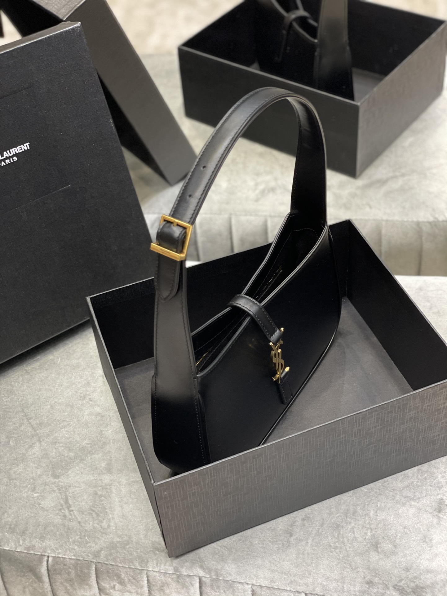 Y51 le 5 À 7 hobo bag in smooth leather black 6572282 25 x 14 x 6 cm