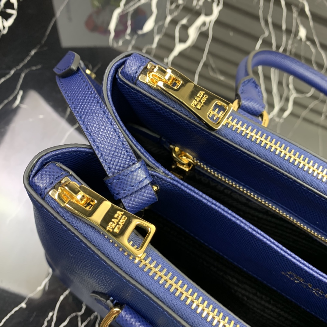 Pra*a medium galleria saffiano leather bag blue 1ba232 31 × 22.5 × 13.5 cm