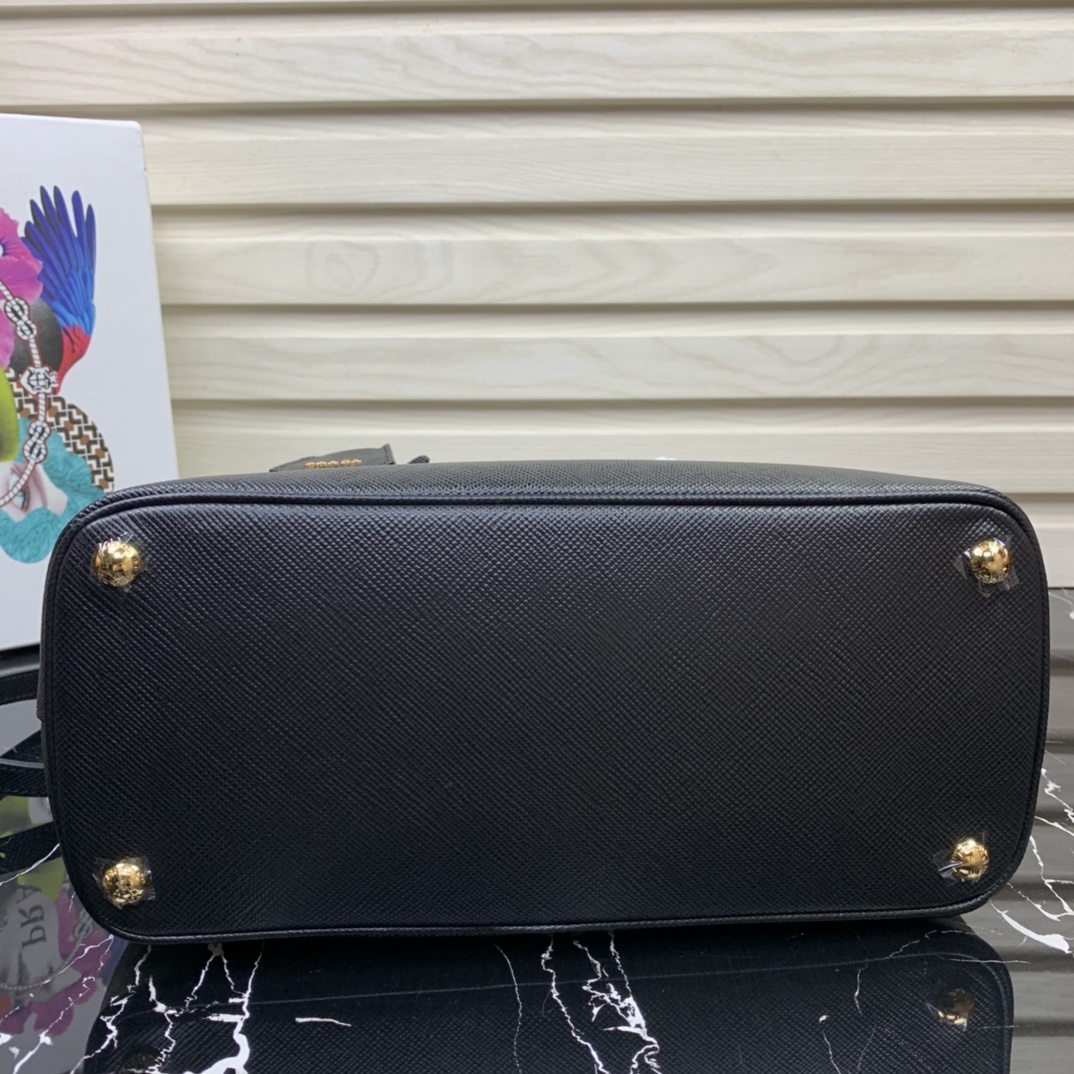 Pra*a medium galleria saffiano leather bag black 1ba232 31 × 22.5 × 13.5 cm
