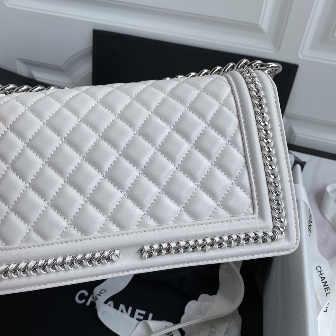 Ch**el medium quilted lambskin metal hardware white a67086 15 x 25 x 9 cm