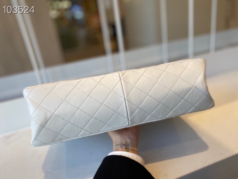 ch**el large D1am0nd pattern leather shopping bag white as661 35 x 26 x 11 cm