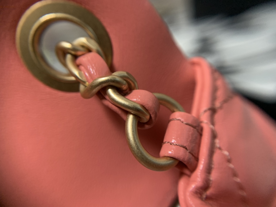 Ch**el small charm strap flap bag lambskin pink as1786 13 x 18 x 7 cm