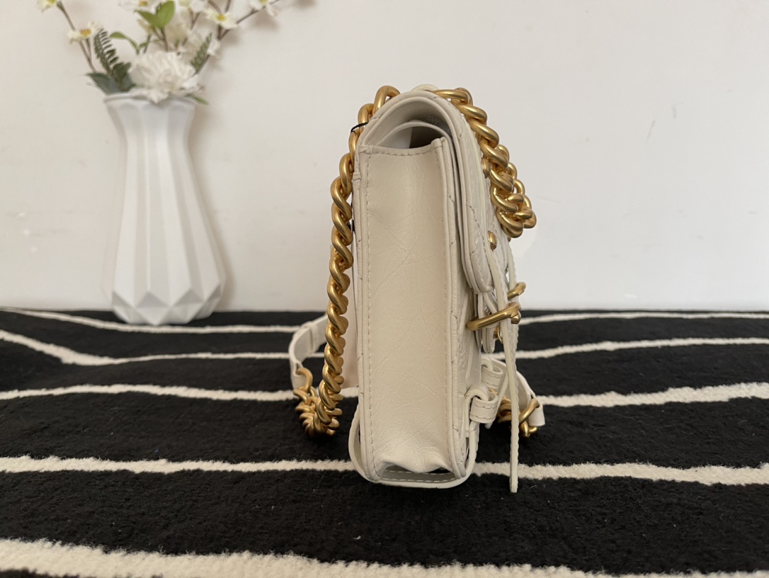 Ch**el mini aged calfskin and gold-tone metal messenger flap bag white as2695 17 x 14 x 7 cm