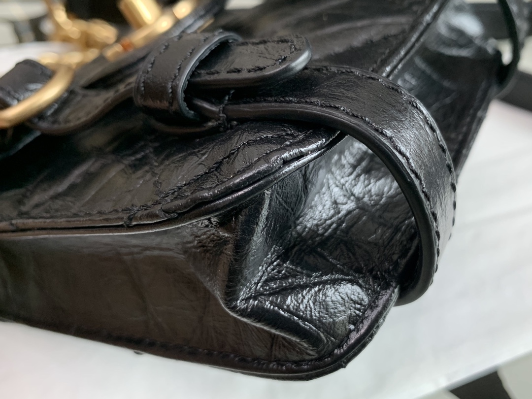 Ch**el mini aged calfskin and gold-tone metal messenger flap bag black as2695 17 x 14 x 7 cm