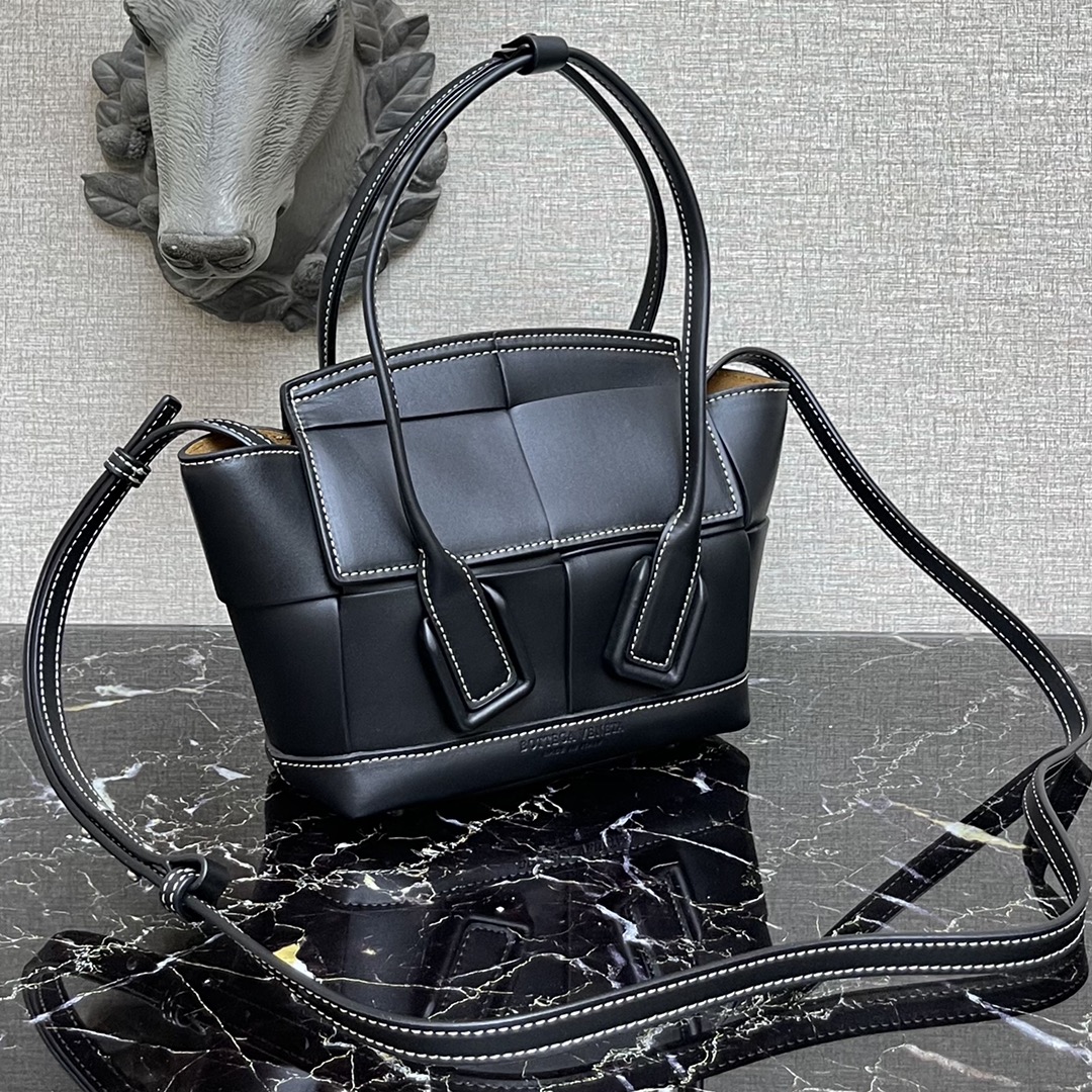 b0tt*ga Ven*ta small arco black 600606 29 x 8 x 17 cm