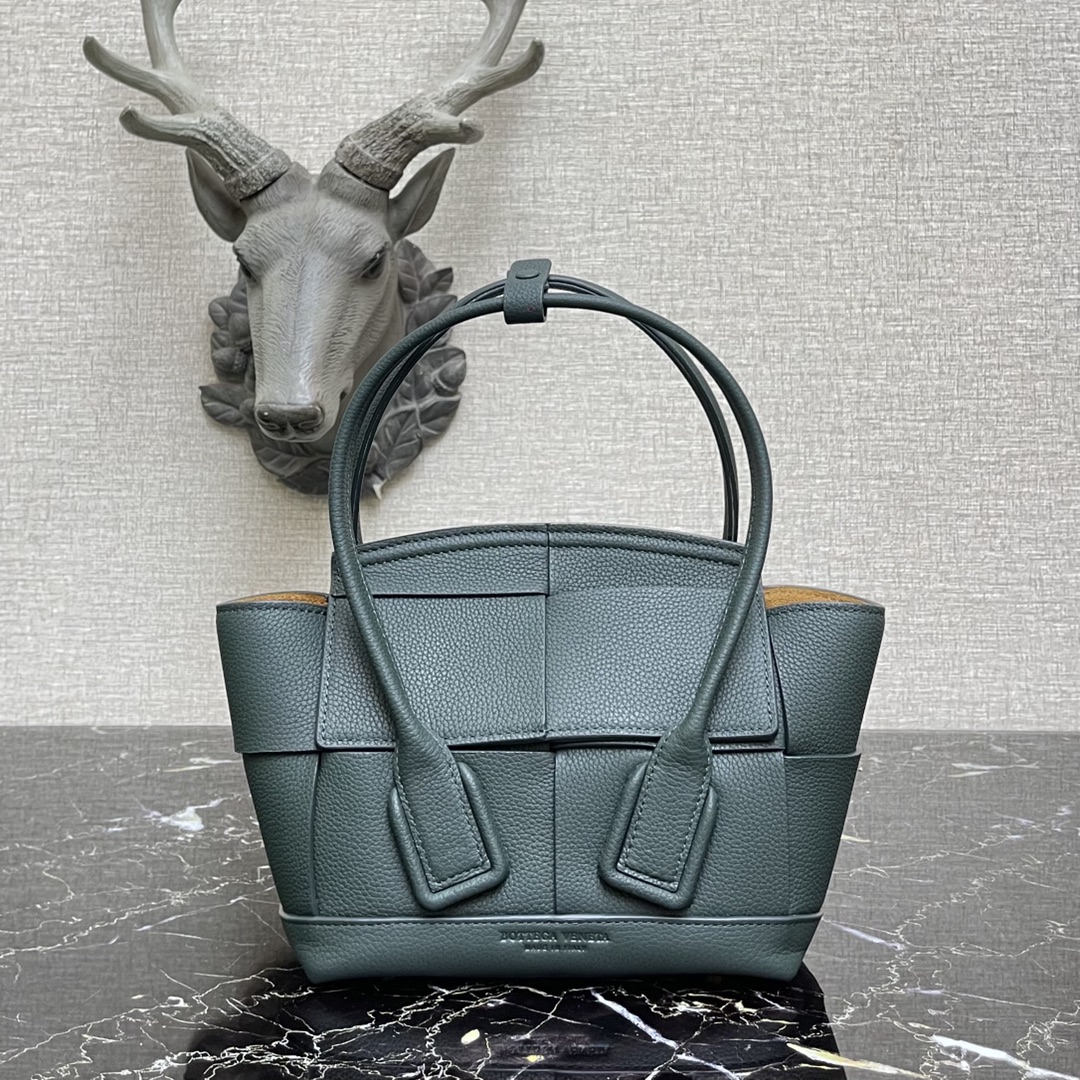 b0tt*ga Ven*ta small arco dark green 600606 29 x 8 x 17 cm