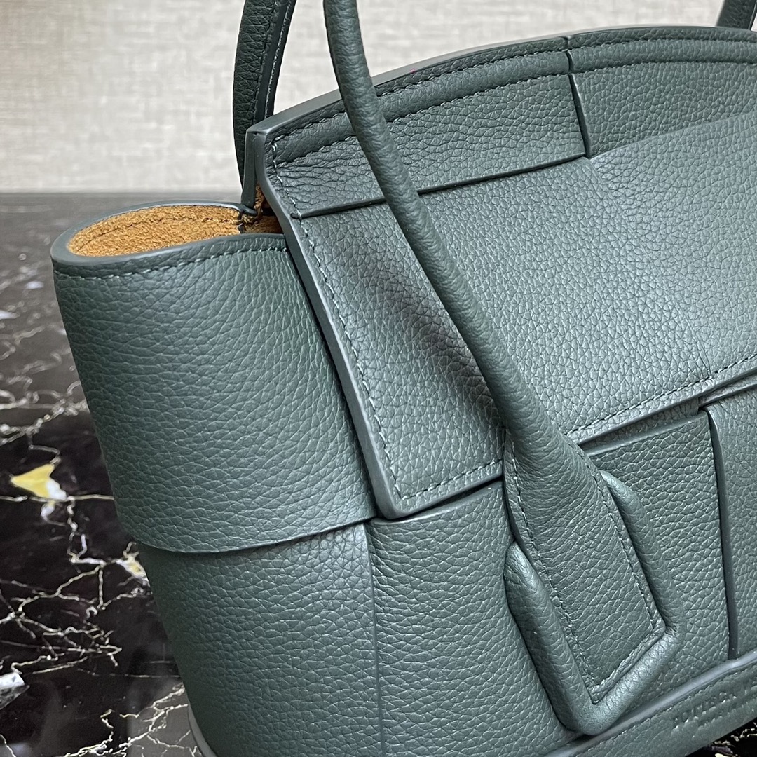 b0tt*ga Ven*ta small arco dark green 600606 29 x 8 x 17 cm