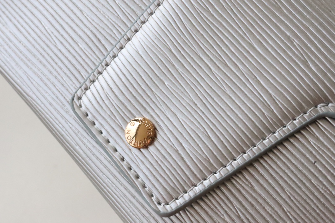 l0vis Vvtt0n padlock on strap epi leather silver m80819 19 x 11 x 3 cm