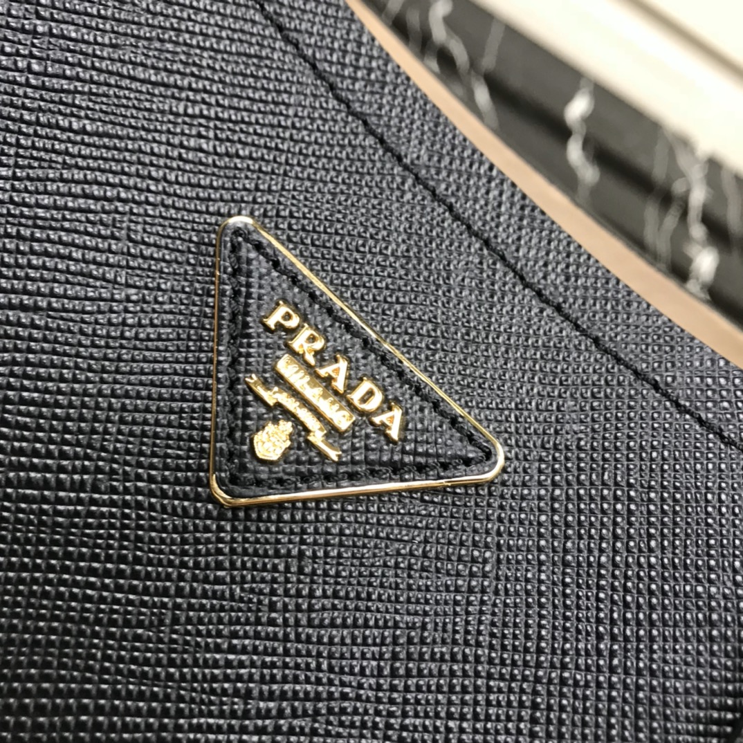 Pra*a medium panier saffiano leather bag black and creme 1ba212 22 × 23 × 13 cm