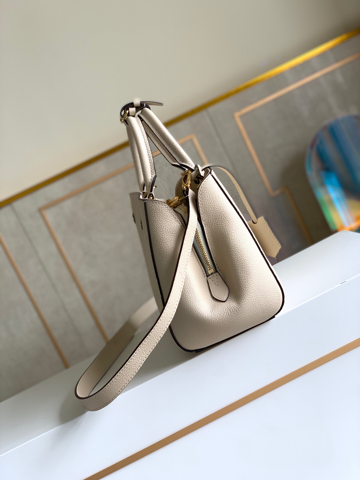 l0vis Vvtt0n montaigne bb monogram empreinte leather white m42747 29 x 20 x 13 cm