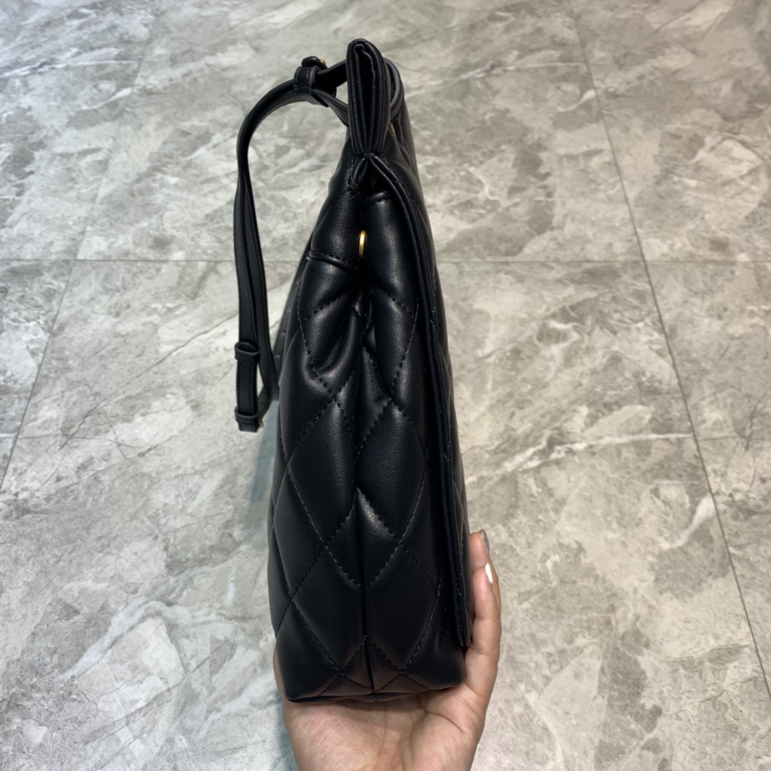 ba1en*iaga large buckle shoulder bag D1am0nd pattern leather golden metal black 37 x 8 x 29 cm