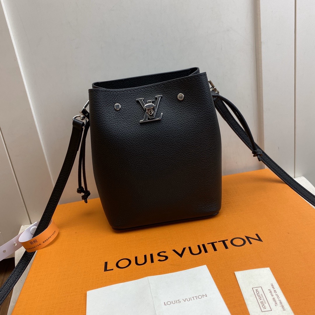 l0vis Vvtt0n nano lockme bucket grained calfskin black m68709 13.5 x 16 x 10 cm