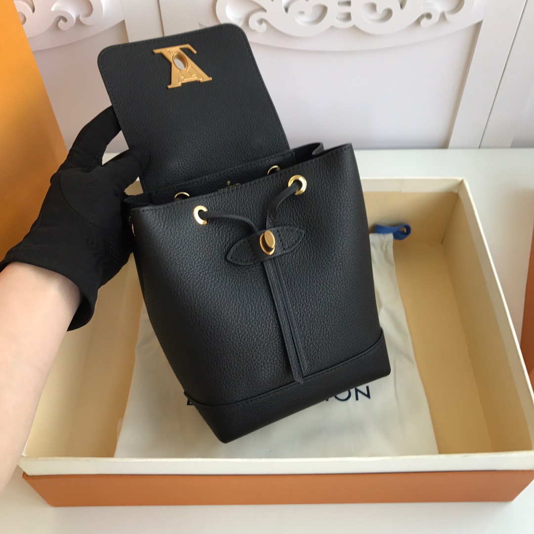 l0vis Vvtt0n mini lockme backpack calfskin leather golden metal black m54573 16 x 19.4 x 10 cm