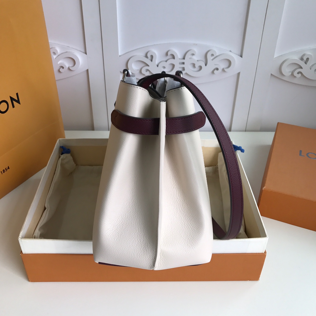 l0vis Vvtt0n lockme day grained calfskin leather white m53730 31 x 24 x 16 cm