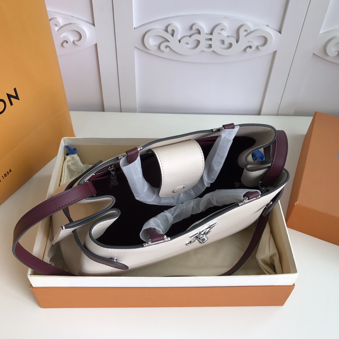 l0vis Vvtt0n lockme day grained calfskin leather white m53730 31 x 24 x 16 cm