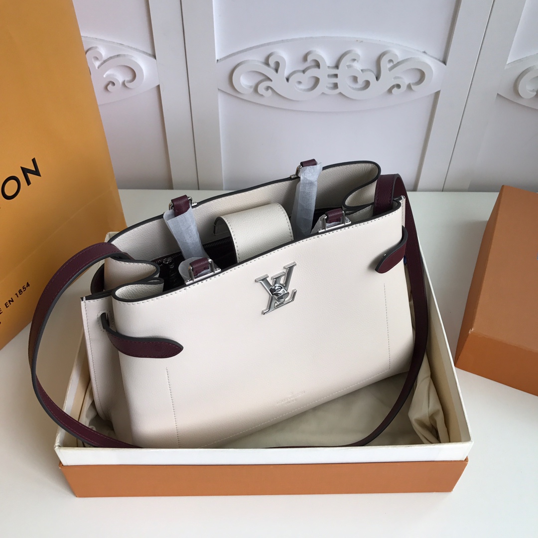 l0vis Vvtt0n lockme day grained calfskin leather white m53730 31 x 24 x 16 cm