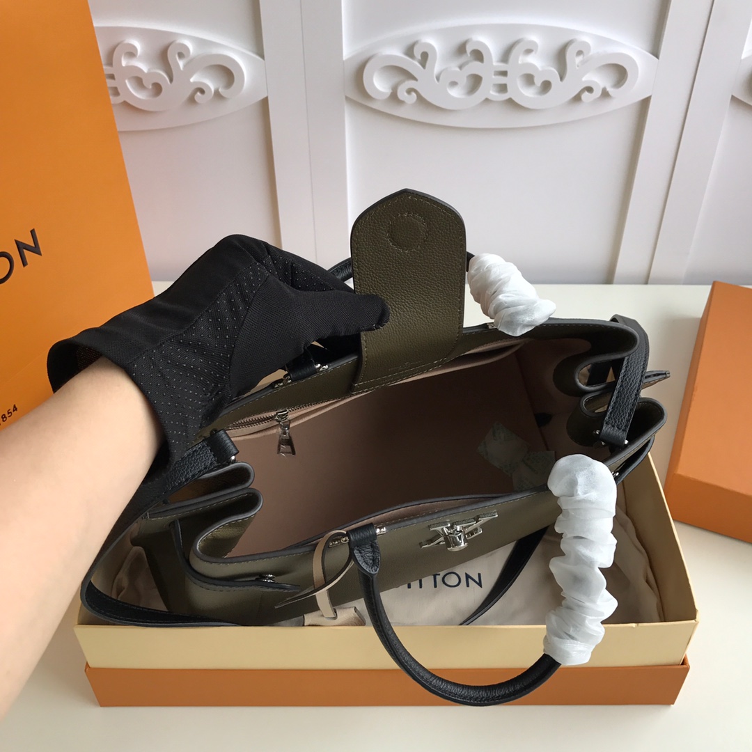 l0vis Vvtt0n lockme day grained calfskin leather dark green m53730 31 x 24 x 16 cm