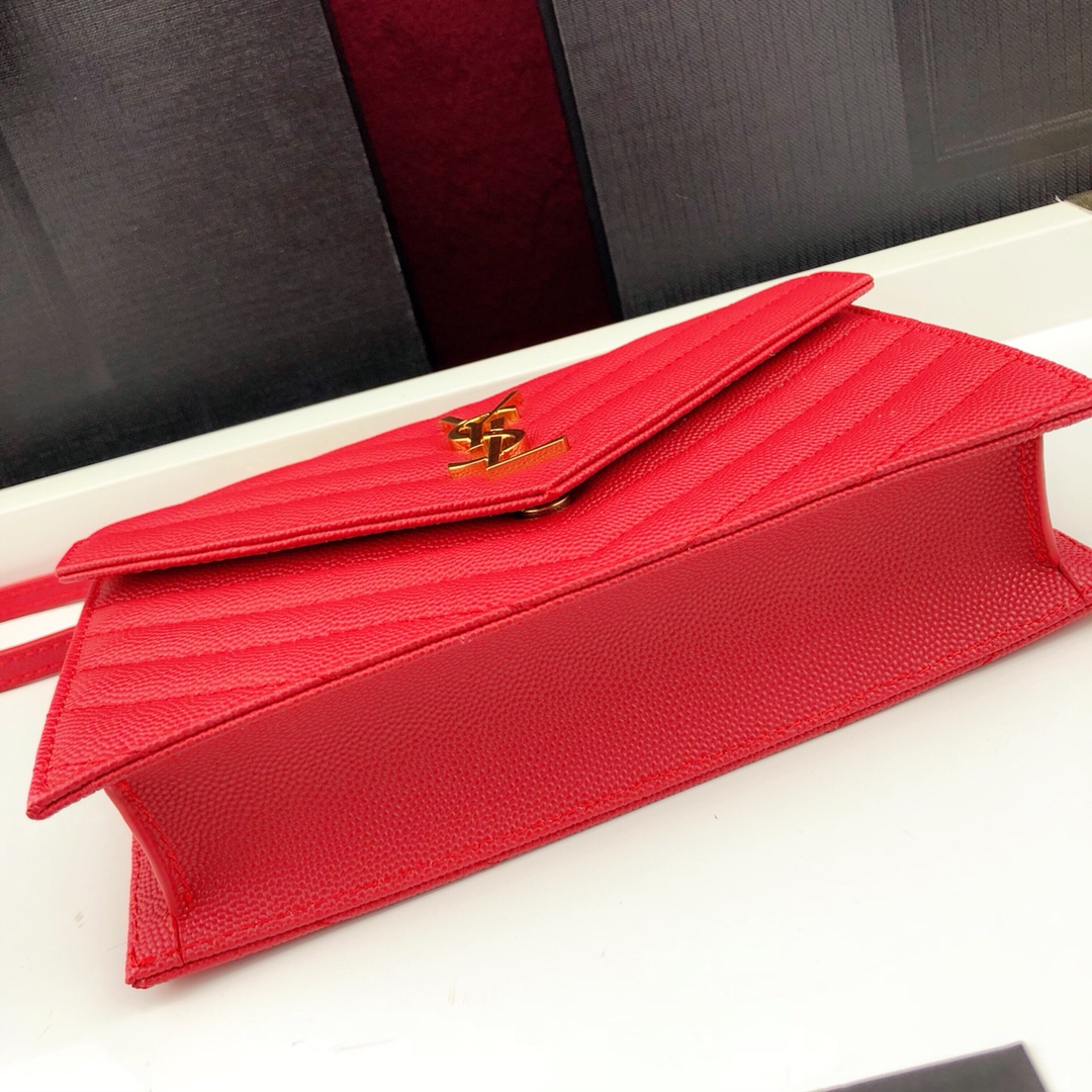 Y51 envelope chain wallet in grain de poudre embossed leather red 393953 19 x 11.5 x 4 cm