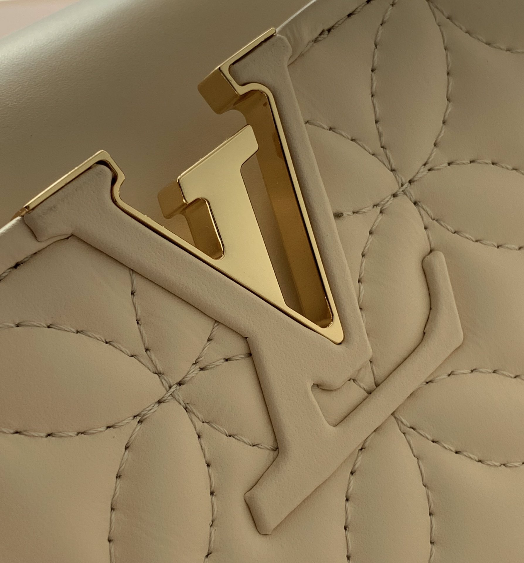 l0vis Vvtt0n capucines mm monogram flower creme m55366 31 x 20 x 11 cm