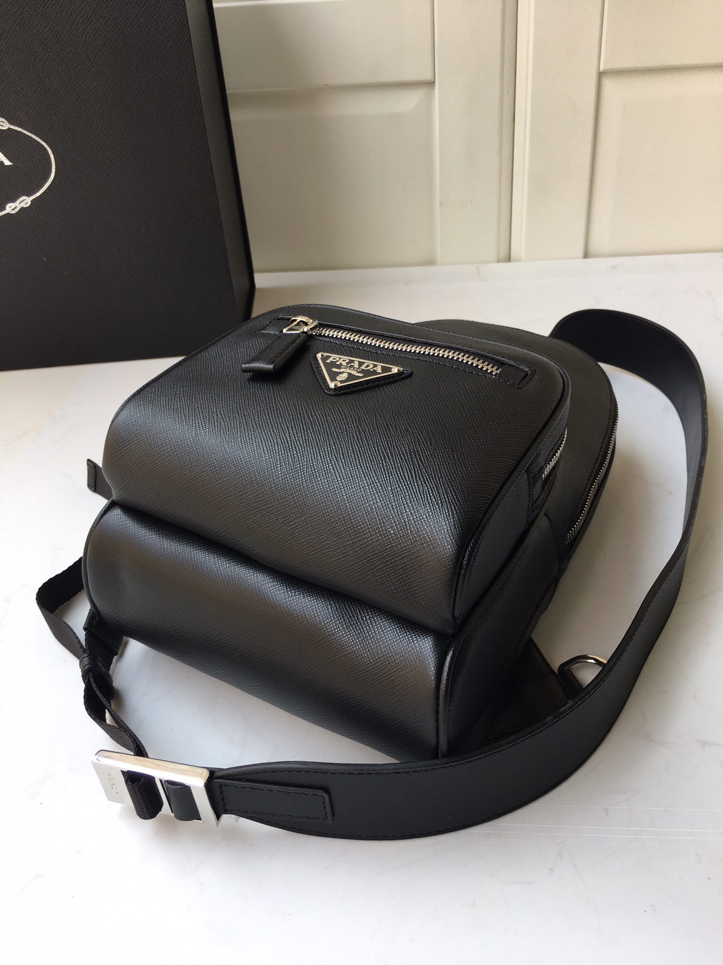 Pra*a saffiano leather one shoulder bag 2vz031 18 x 28 x 9.5 cm