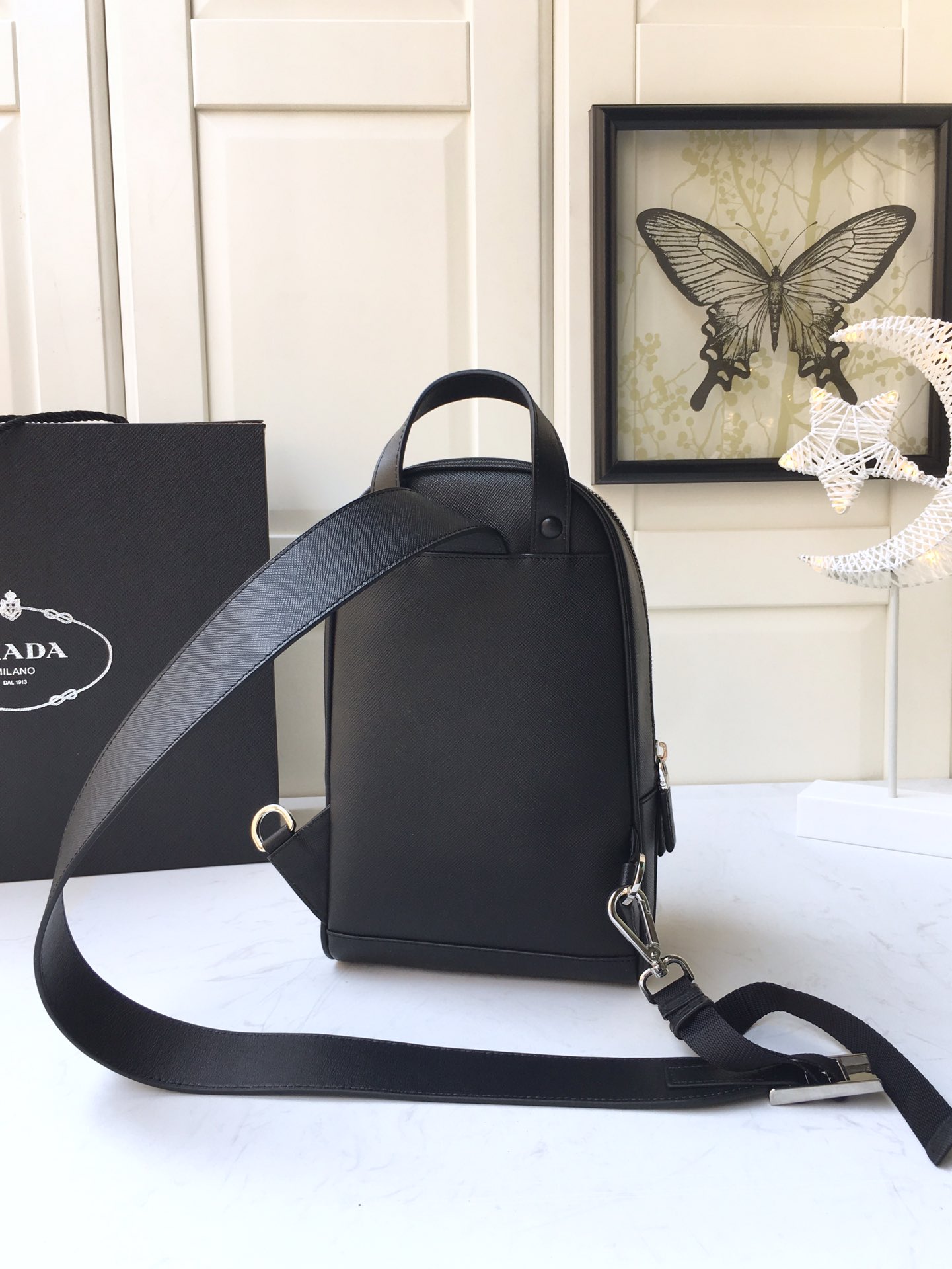 Pra*a saffiano leather one shoulder bag 2vz031 18 x 28 x 9.5 cm