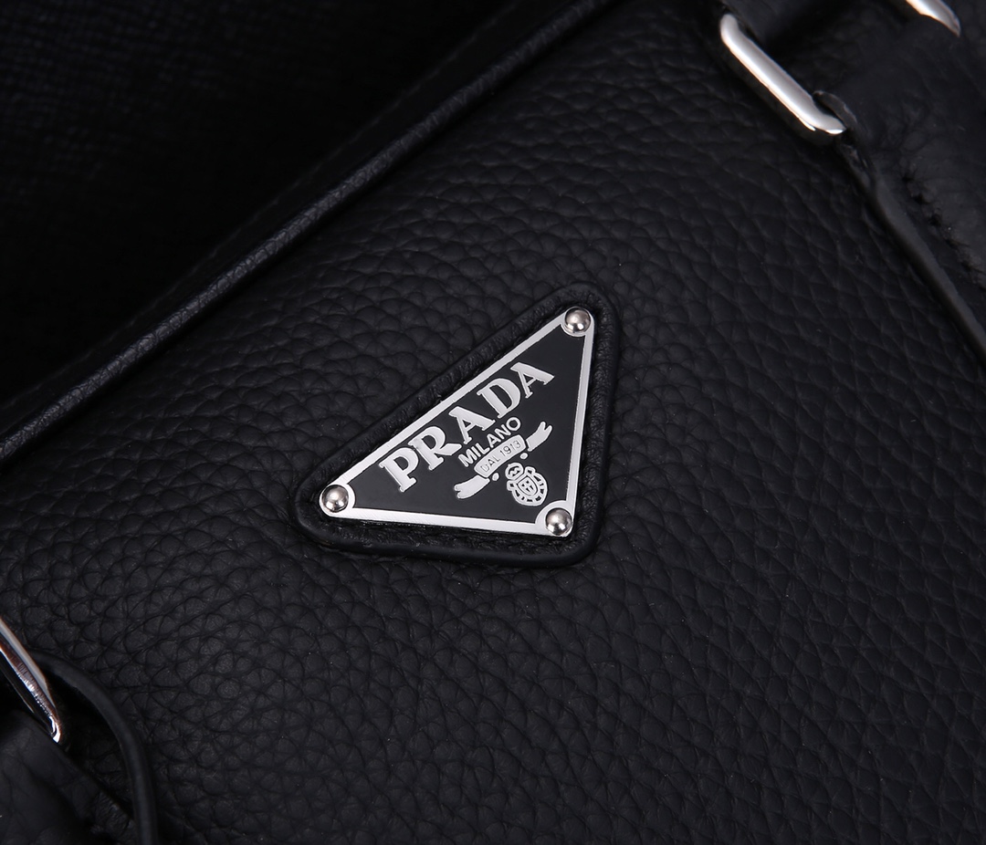 Pra*a classic briefcase grained cowhide leather black 2ve368 36 x 28 x 4 cm