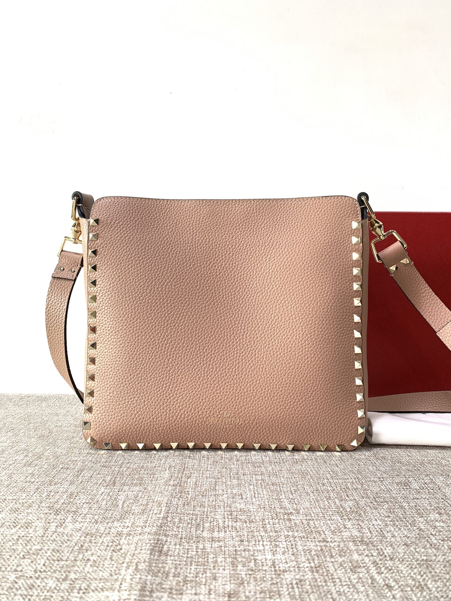 Va1e*ntin0 medium garavani rockstud tote soft cowhide leather pink beige 50031s 27 × 7 × 25 cm