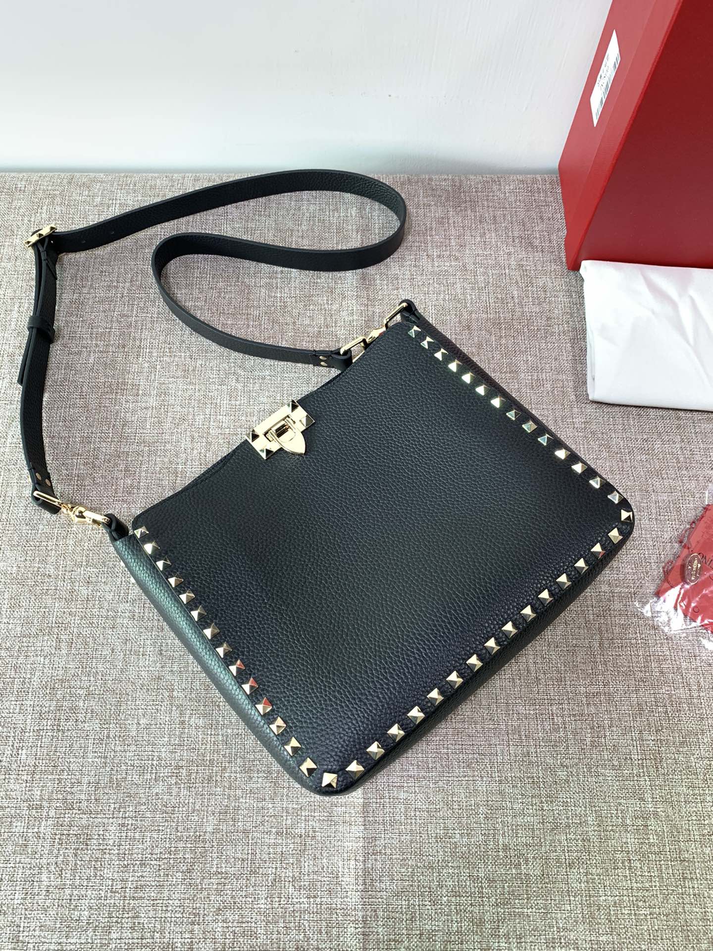 Va1e*ntin0 medium garavani rockstud tote soft cowhide leather black 50031s 27 × 7 × 25 cm