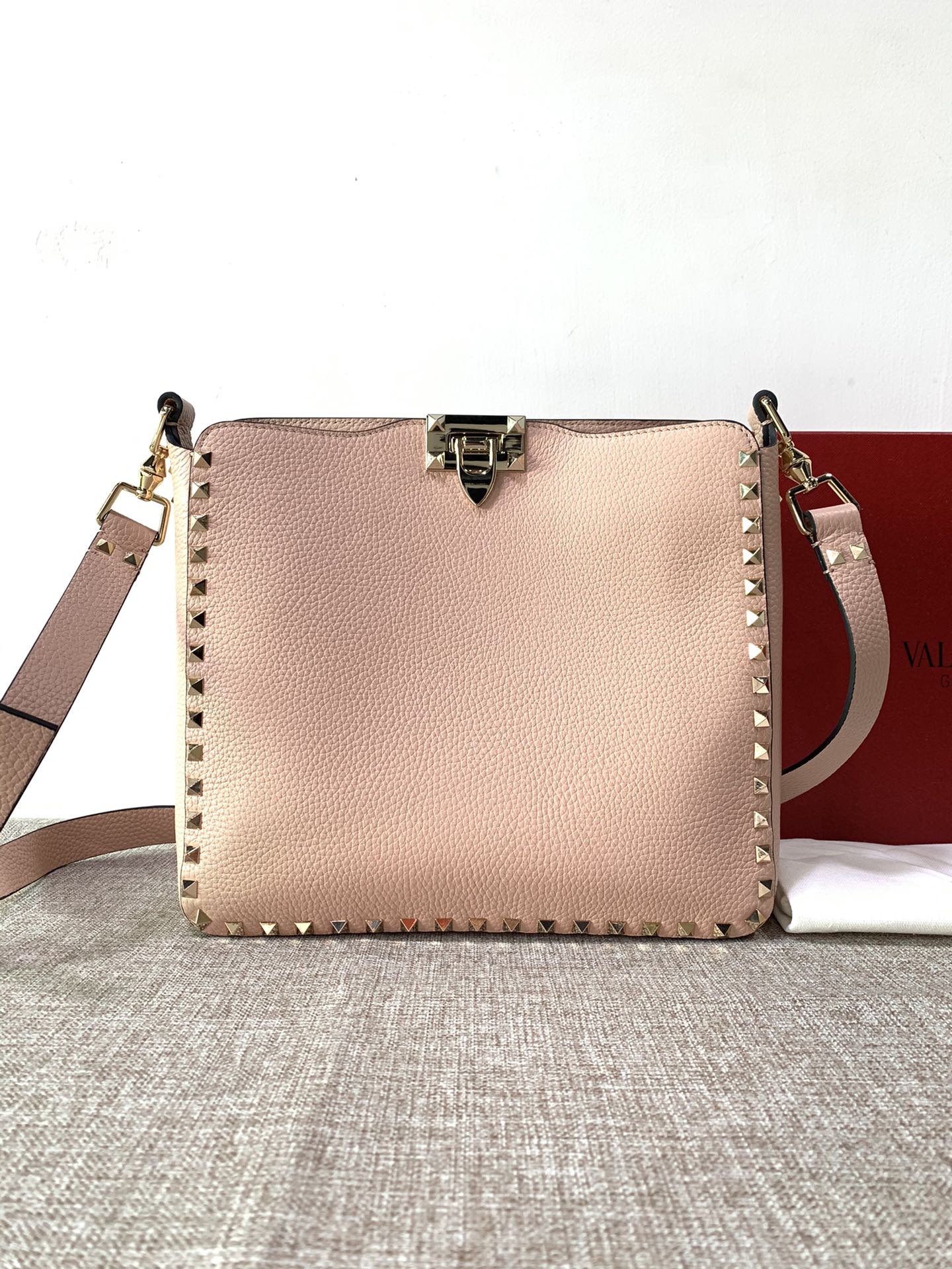 Va1e*ntin0 medium garavani rockstud tote soft cowhide leather pink 50031s 27 × 7 × 25 cm