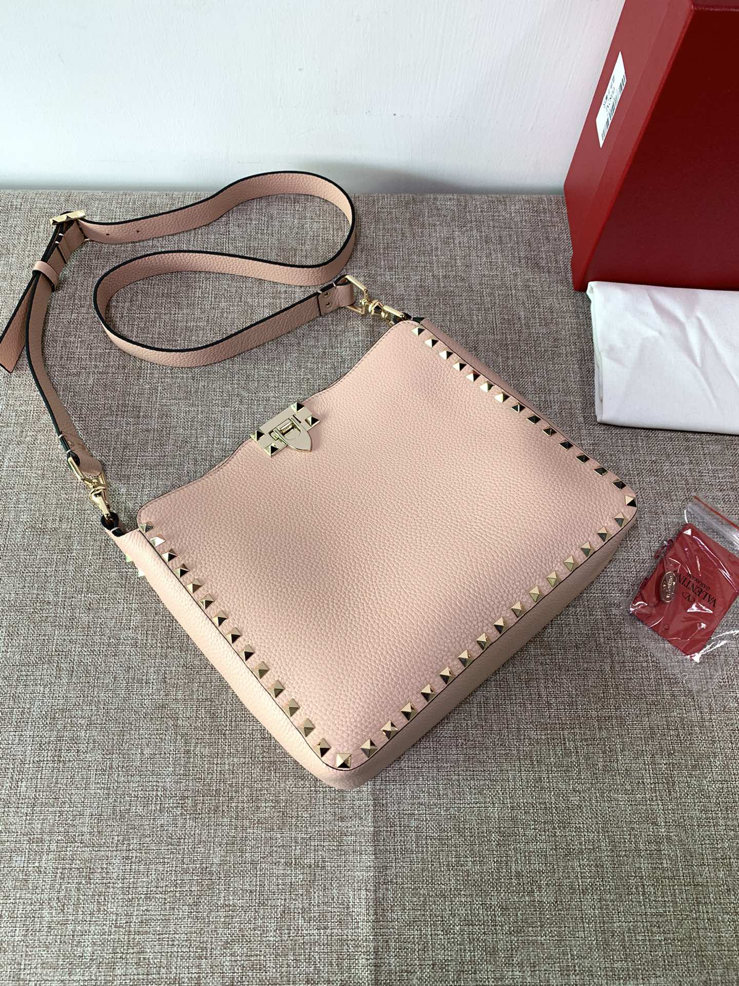 Va1e*ntin0 medium garavani rockstud tote soft cowhide leather pink 50031s 27 × 7 × 25 cm