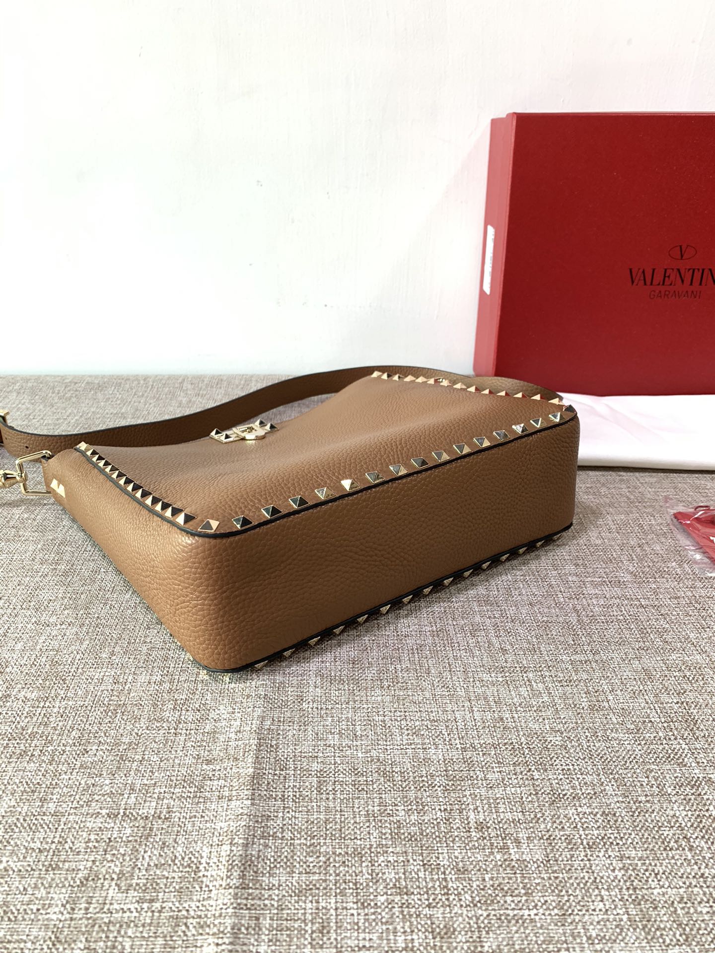 Va1e*ntin0 medium garavani rockstud tote soft cowhide leather brown 50031s 27 × 7 × 25 cm
