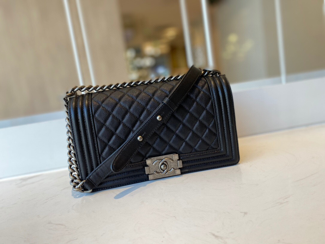 Ch**el boy handbag grained calfskin & ruthenium-finish metal black a67086 25 cm