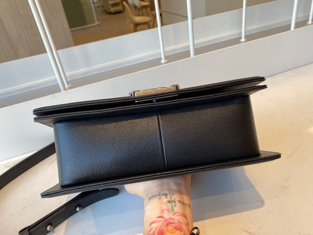 Ch**el boy handbag grained calfskin & ruthenium-finish metal black a67086 25 cm