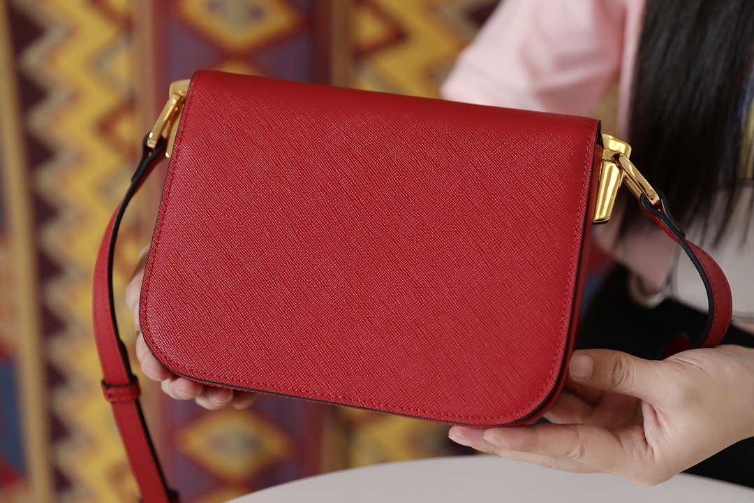 Pra*a saffiano leather emblème bag red 1bd217 20.5 x 14 x 5 cm