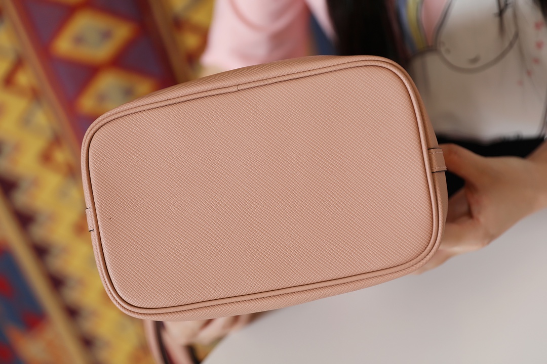 Pra*a saffiano leather bucket bag creme 1be032 22 × 22 × 14 cm