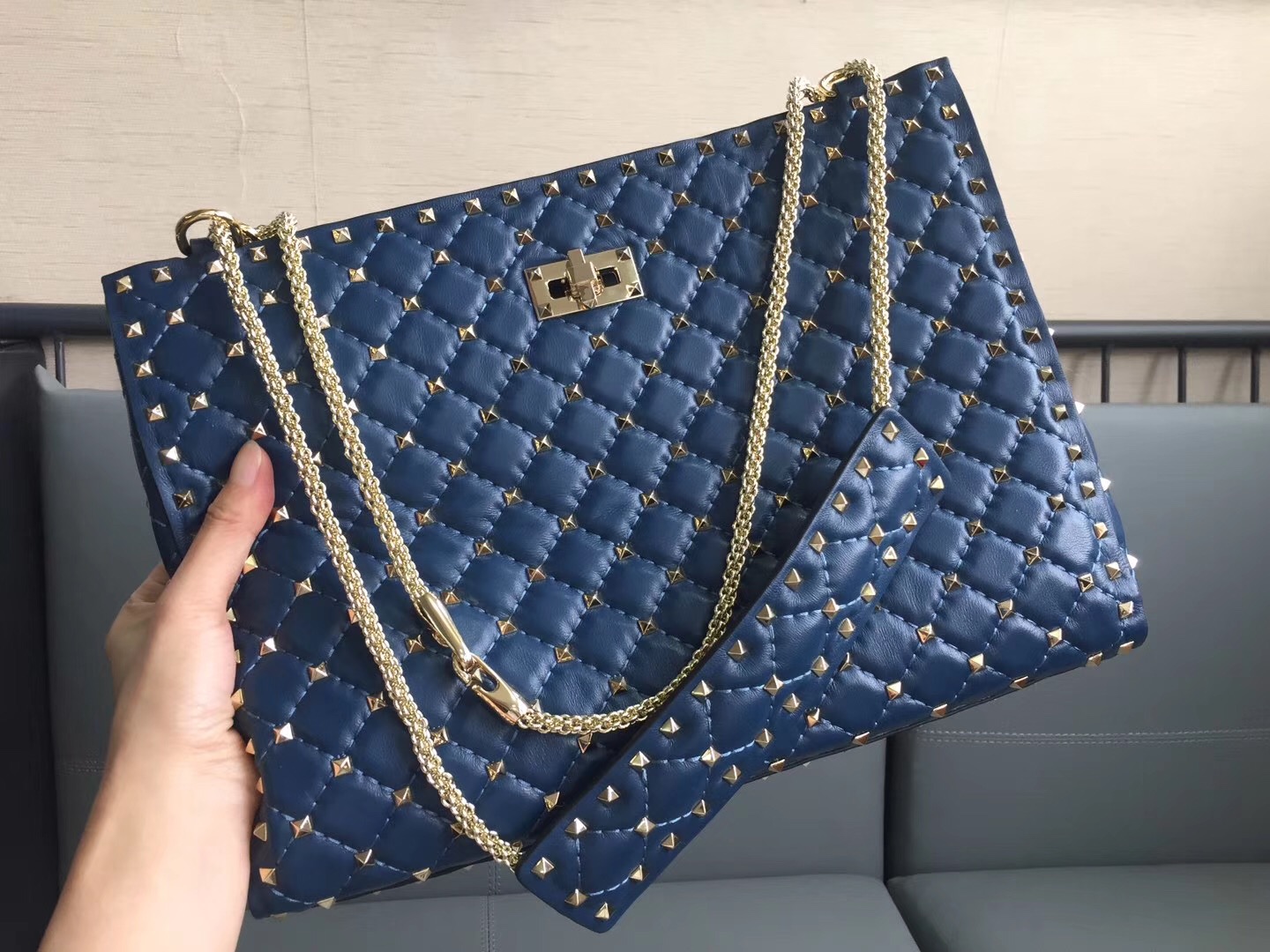 Va1e*ntin0 rockstud spike tote bag dark blue 33 x 12 x 23 cm