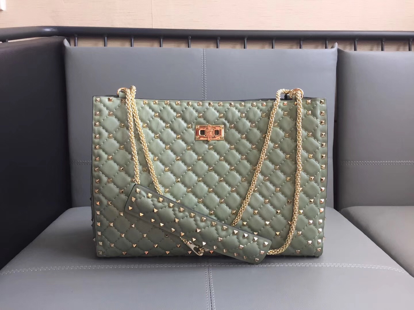 Va1e*ntin0 rockstud spike tote bag mint green 33 x 12 x 23 cm