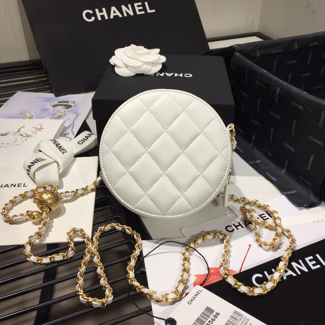 Ch**el round charm chain clutch leather white as1449 12 x 12 x 4.5 cm